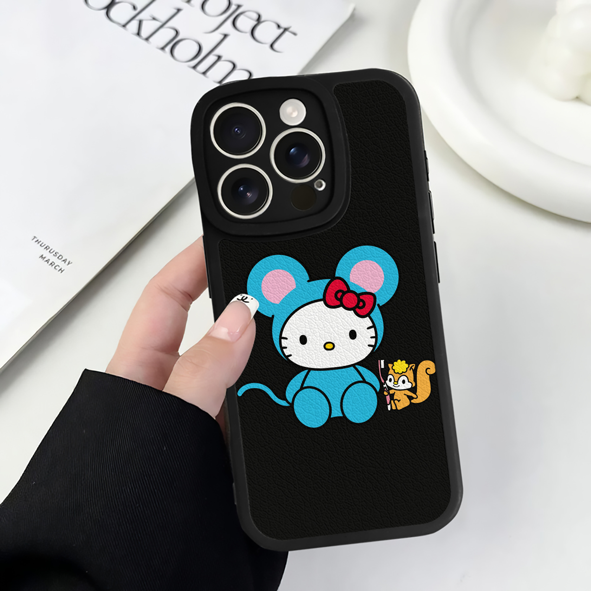 （画像用） Hello Kitty ハローキティ 【iPhone 16シリーズ対応】シリコンスマホケース（レザー調） 材質：シリコン
